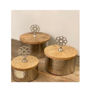 Juego de 3 Servidores de Frutos Secos de Diferentes Tamaños, Forma Redonda, Acero Inoxidable Martillado, con Tapa de Madera, en India - Product Image 1