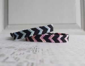 Pulsera de la Amistad Tejida a Mano con Diseño Chevron en Negro y Rosa/Azul - Product Image 1
