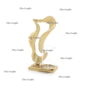 Bougeoir au design unique avec cheminée en verre en aluminium couleur or pour décor de salon - Product Image 1