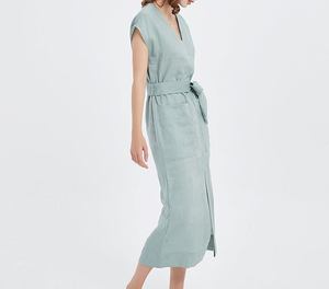 Robe longue en lin bleu clair à col en V et manches longues avec ceinture et fente avant, coupe ample, idéale pour l'été et les occasions formelles - Product Image 5