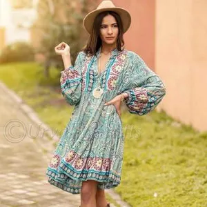 उच्च गुणवत्ता प्लस आकार परिधान निर्माता महिलाओं के कपड़ों की ठाठ Boho शैलियों बेल आस्तीन मंदारिन कॉलर मुद्रित समुद्र तट पोशाक