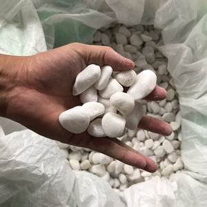 Pavés décoratifs économiques en pierre naturelle blanche comme la neige avec surface polie de taille personnalisée pour l'aménagement paysager d'hôtel - Product Image 2