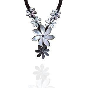Collar de Joyería de Moda Hawaiano Tahitiano con 6 Flores de Tiaré de Nácar en Cordón Trenzado - Product Image 2