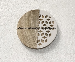 แผ่นรองจานและแผ่นรองแก้วเรซิ่นสีน้ำตาลคลาสสิก พร้อมโลโก้สั่งทำ  แผ่นรองแก้วทรงกลมหลากสี ทำจากไม้และเรซิ่น - Product Image 4