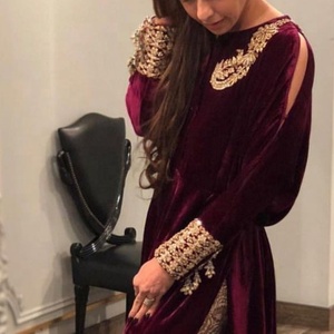 Ensemble kurta et pantalon tendance et élégant avec broderies appliquées, tenue ethnique pour fêtes et mariages (robe décontractée) - Product Image 2