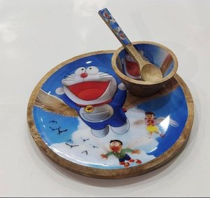 Plato de Madera Personalizado con Dibujos Animados Impresos para Niños |   Vajilla Redonda Minimalista de 20x20cm, Segura y Ecológica - Product Image 3