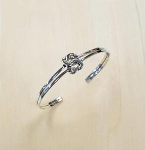 Bracelet manchette double nœud d'amour en argent sterling fait main - Le bonheur - Product Image 1