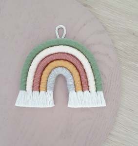 Tapiz de Pared Hecho a Mano con Macramé en Tonos Tierra: Verde Oliva, Melocotón, Cobre, Oro Rosa y Mostaza - Product Image 1