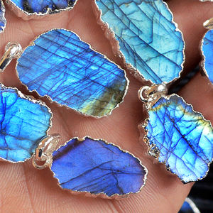 Colgante triangular de labradorita púrpura de doble punta de forma libre, cuentas de cristal facetadas de pera barroca, colgantes finos galvanizados - Product Image 4