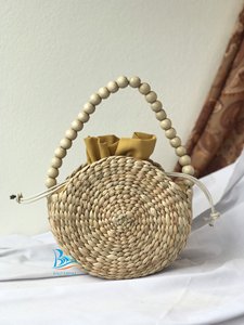 กระเป๋าทรงกลมทำจากผักตบชวาพร้อมหูหิ้วไม้สไตล์โบฮีเมียนสำหรับผู้หญิง มีเชือกผูกปิดและหูหิ้วสองข้าง - Product Image 4