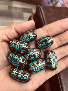 Cuentas de latón con incrustaciones de piedra verde con coloridos patrones redondos y ovalados Hueso de coral de concha suelta con detalles en blanco y rojo - Product Image 2