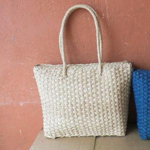 Sac à main en raphia tressé entièrement fait main, accessoire de mode écologique pour femme, broderie, pompon, deux anses, sac en paille naturelle - Product Image 1
