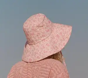 블록 인쇄 소녀 모자와 모자