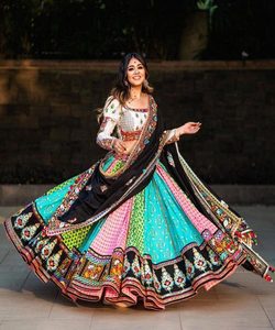 Tenue de fête Nouvelle collection dernière tendance Designer indien Travail manuel Multicolore Coton Soie Lehenga Choli Blouse Traditionnel Personnalisé - Product Image 2