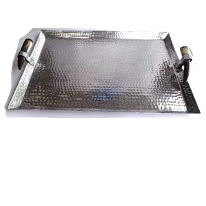 Plateau de service rectangulaire en aluminium martelé avec poignée en corne, vente en gros, finition mate polie, plateau de service à prix raisonnable - Product Image 1