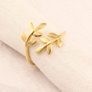 Bague en laiton plaqué or fait main Design de feuille de branche à la mode réglable pour le confort Bague de remerciement élégante pour les fêtes de mariage - Product Image 1