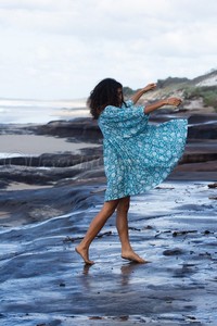 Robes courtes de plage amples à taille haute, à manches bouffantes, à col en V, à nouer, imprimées en blocs, style bohème, 100% coton - Product Image 3