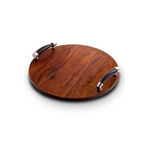 Bandeja Redonda de Madera Pulida Oscura, Grabada a Mano, Ecológica, Duradera, con Asa de Latón, Decorativa para el Hogar - Product Image 1