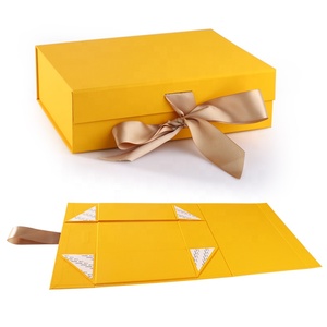 Groupe Boîtes pliantes de luxe ivoire Boîte cadeau à fermeture magnétique Ruban interchangeable Laminage brillant Gaufrage Matériaux recyclés - Product Image 1