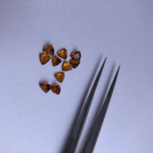 พลอยซิทรินสีเหลืองธรรมชาติขนาด 4 มม.-6 มม. ทรงทริลเลียนเจียระไน  คุณภาพ AAA ได้รับการรับรองจาก IGI สำหรับทำเครื่องประดับ - Product Image 1