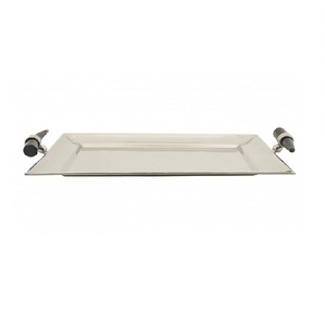 Plateau décoratif en métal de nouvelle conception avec poignée au design innovant et finition argentée, exportateur en gros - Product Image 1