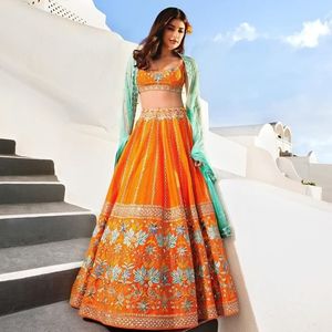 Ensemble de mariée en Georgette de soie avec broderie riche, comprenant Lehenga, Choli, Dupatta et Blouse à motif floral, Prix de gros - Product Image 3
