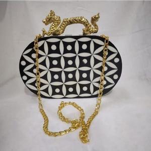 กระเป๋าคลัทช์เรซินสุดหรูปักลายด้วยไข่มุก zardozi สี่เหลี่ยมสำหรับเจ้าสาวของขวัญสำหรับงานแต่งงานสุดหรูของเธอกระเป๋าคลัทช์ nikkah - Product Image 4