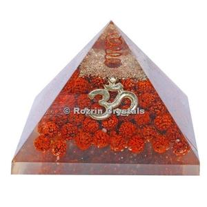 Pyramides d'Orgonite Rudraksha - Décoration d'intérieur en pierres précieuses sculptées avec des motifs bouddhistes et Feng Shui d'Inde - Product Image 1