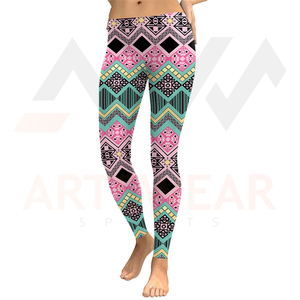 Legging personnalisé en polyester et spandex pour femmes, impression par sublimation de haute qualité, dernière conception à la mode, vêtement de fitness Capri pour dames - Product Image 3