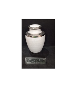 Urna Funeraria de Latón Blanco Perla con Grabado Plateado para Adultos, Suministros Funerarios Estilo Americano, BRASSWORLD INDIA - Product Image 1