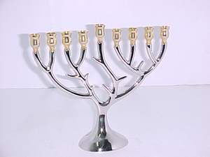 Vantage Modern Fancy Luxury Nuevo diseño Único Premium Look Brass Menorah Portavelas para decoración del hogar y uso navideño - Product Image 3