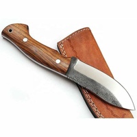 Sizzco personnalisé à la main chasse Camping Skinner couteau belle lame fixe en acier à haute teneur en carbone manche en bois de Rose damas inoxydable