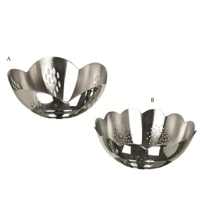 Passoire à salade design en acier inoxydable écologique avec finition polie et découpe circulaire - Product Image 1