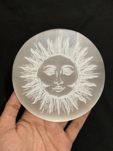 CÍRCULO FORMA REDONDA PLACA GRABADA DE SELENITA BLANCA HERMOSA LUNA Y LOTO PLACA DE CARGA GRABADA DE SELENITA DE ÁGATA MUNTAHA - Product Image 6