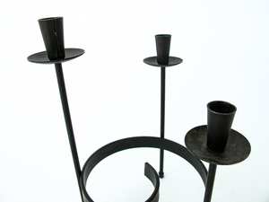 Dernier bougeoir à 3 bras avec finition noire, parfait pour un décor de table élégant et un éclairage élégant - Product Image 4