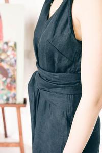 Luce Impecable con Este Vestido de Verano 2025, Negro Sólido, Cuello Cuadrado, Sin Mangas, Largo hasta el Suelo, Tejido 100% Lino Crepé, Formal, con Cordones - Product Image 5