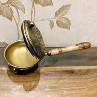 Quemador de incienso y Bakhoor de diseño antiguo en latón dorado con forma redonda, perfecto para un uso y decoración elegantes de gran tamaño