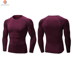 Chemise de compression à manches longues pour homme, noire avec imprimé armure, séchage rapide, en polyester - Product Image 4
