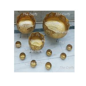 Juego de tres cuencos Urli de diferentes tamaños en cuenco decorativo Urli martillado de latón con soporte para uso en bodas - Product Image 1