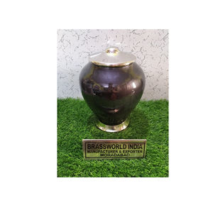 Urna de cremación de latón grande de estilo americano en plata negra y Brassworld India Suministros funerarios para adultos - Product Image 1