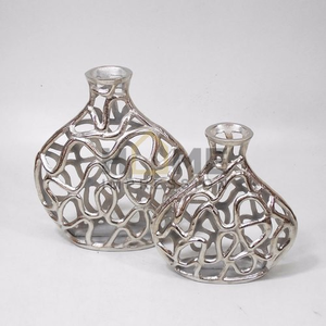 Florero de diseñador de mimbre martillado antiguo de Metal redondo fundido en bruto de aluminio sólido florero de Metal decorativo para el hogar al precio más bajo - Product Image 4