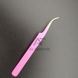 Pince à cils incurvée rose forte de nom de marque personnalisée pointe d'or avec le nom personnalisable durable en acier inoxydable - Product Image 4