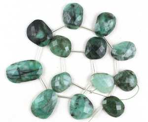 13 pièces pierre précieuse émeraude verte naturelle, pépites à facettes polies en forme de pierres semi-précieuses, perles de Briolette - Product Image 4