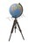 Globe terrestre bleu ciel avec trépied en bois, globe sur pied