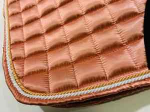 Tapis de selle de dressage en tissu satiné or rose pour cheval complet Euro Cavall 2024 - Product Image 5