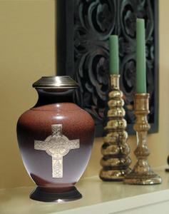 Urna de cremación de latón con Cruz Celta Arcadia, Tributo duradero de estilo americano para cenizas de adultos, suministros funerarios - Product Image 2