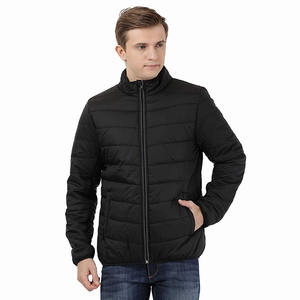 Chaqueta acolchada negra recubierta para hombre con cuello levantado y decoración de patrón Ropa cómoda de invierno en oferta - Product Image 3