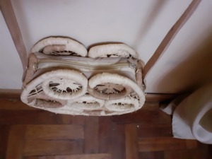 Sac en raphia de style madagascarien avec longue bandoulière en cuir véritable, doublure en coton, fermeture éclair, broderie macramé et perles - Product Image 2