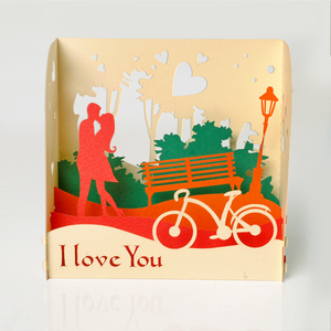 Venta al por mayor parejas besándose con bicicleta Love Box 3D Pop up tarjetas para el Día de San Valentín Pop Up para tienda de regalos pequeña cantidad de 100 PC - Product Image 1