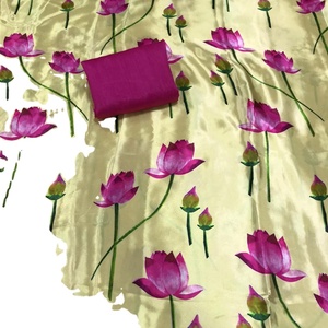 Vêtements de mariage Saree imprimé de fleurs en soie douce avec chemisier non cousu Pièce Prix le plus bas Nouveau Designer Exclusif par Vêtements Ethniques - Product Image 1